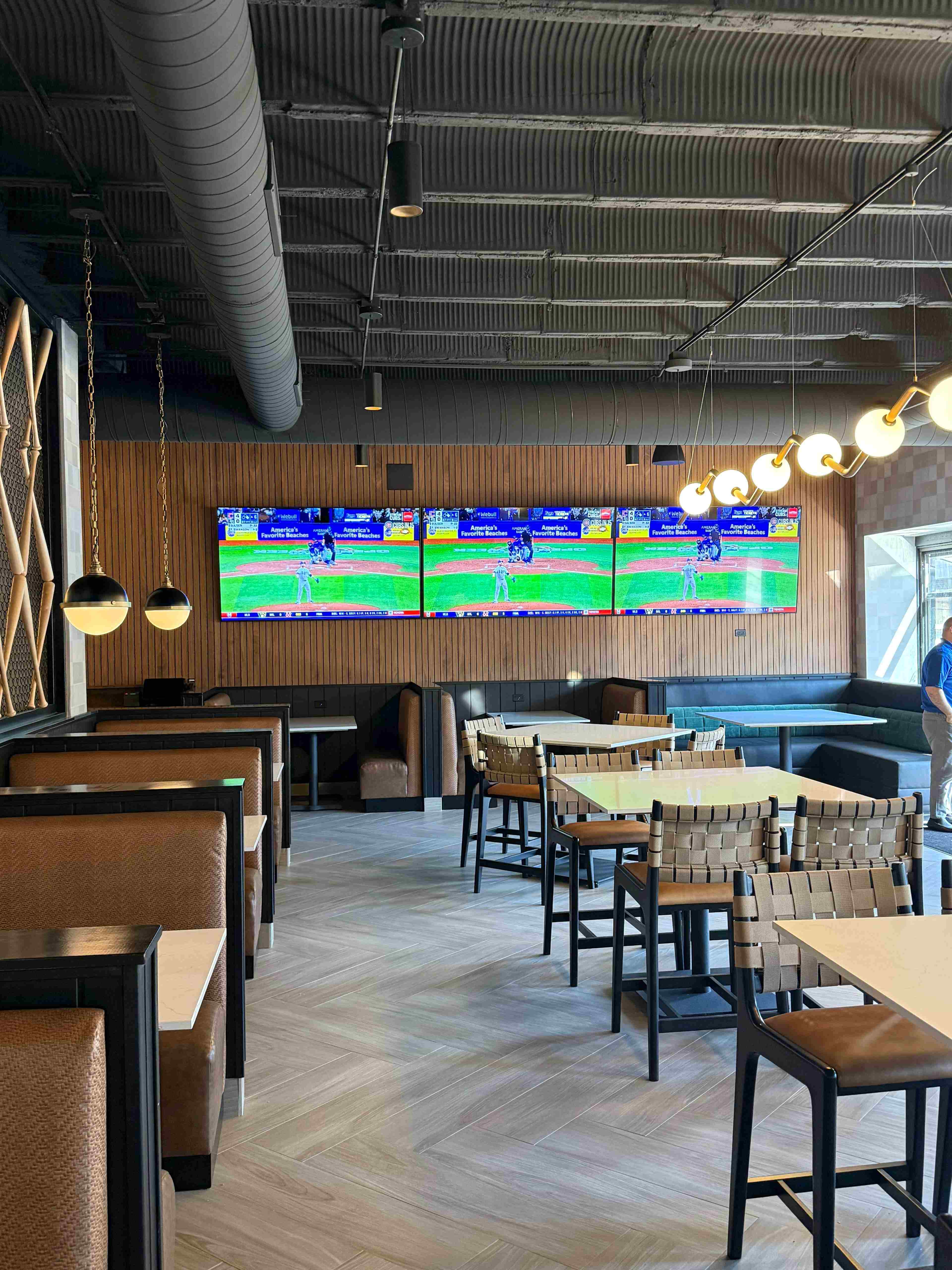 Wall to wall HD screens at Rounders